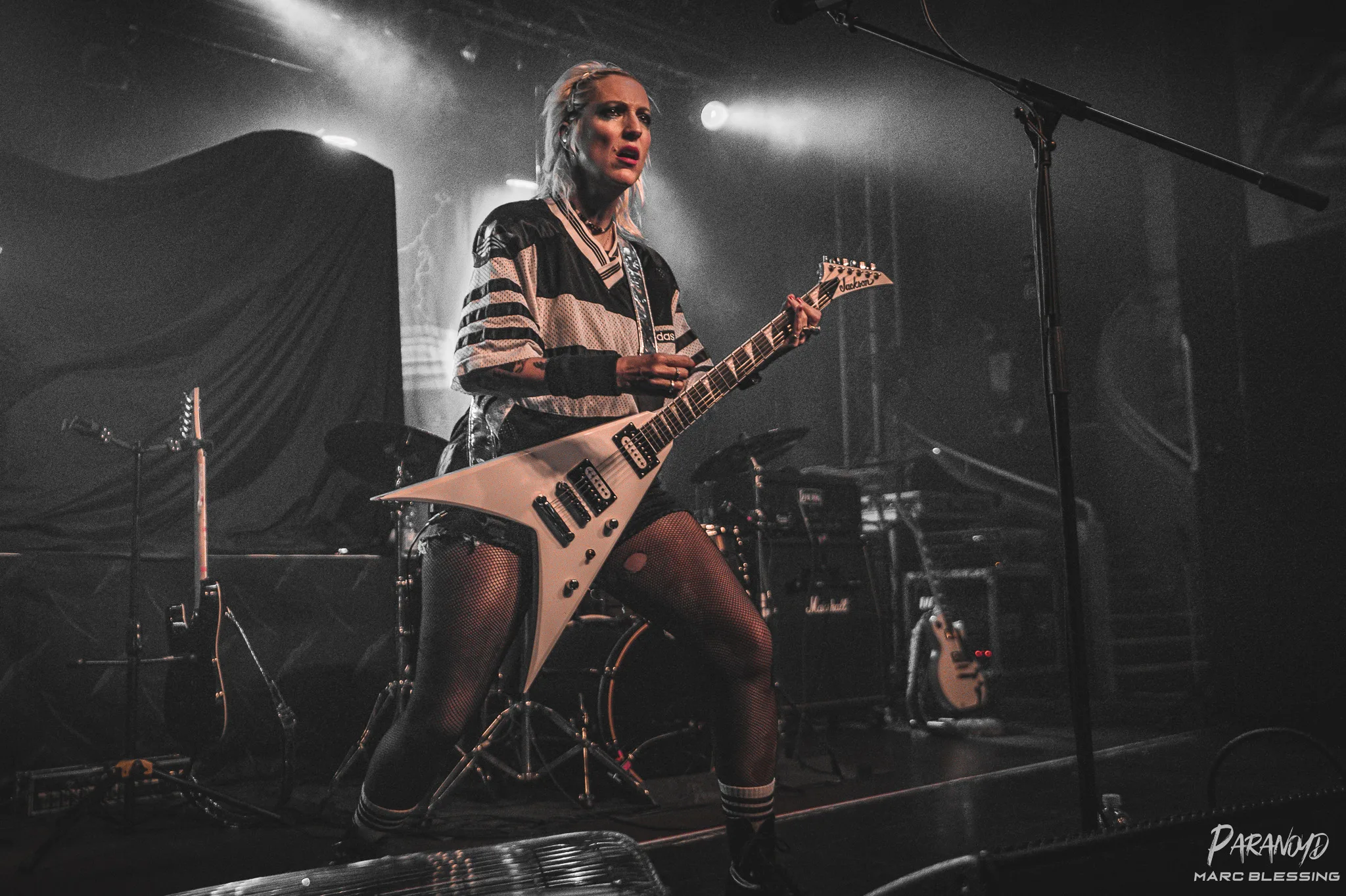 Lucie Sue bei der Show im Scheinwerferlicht © Marc Blessing