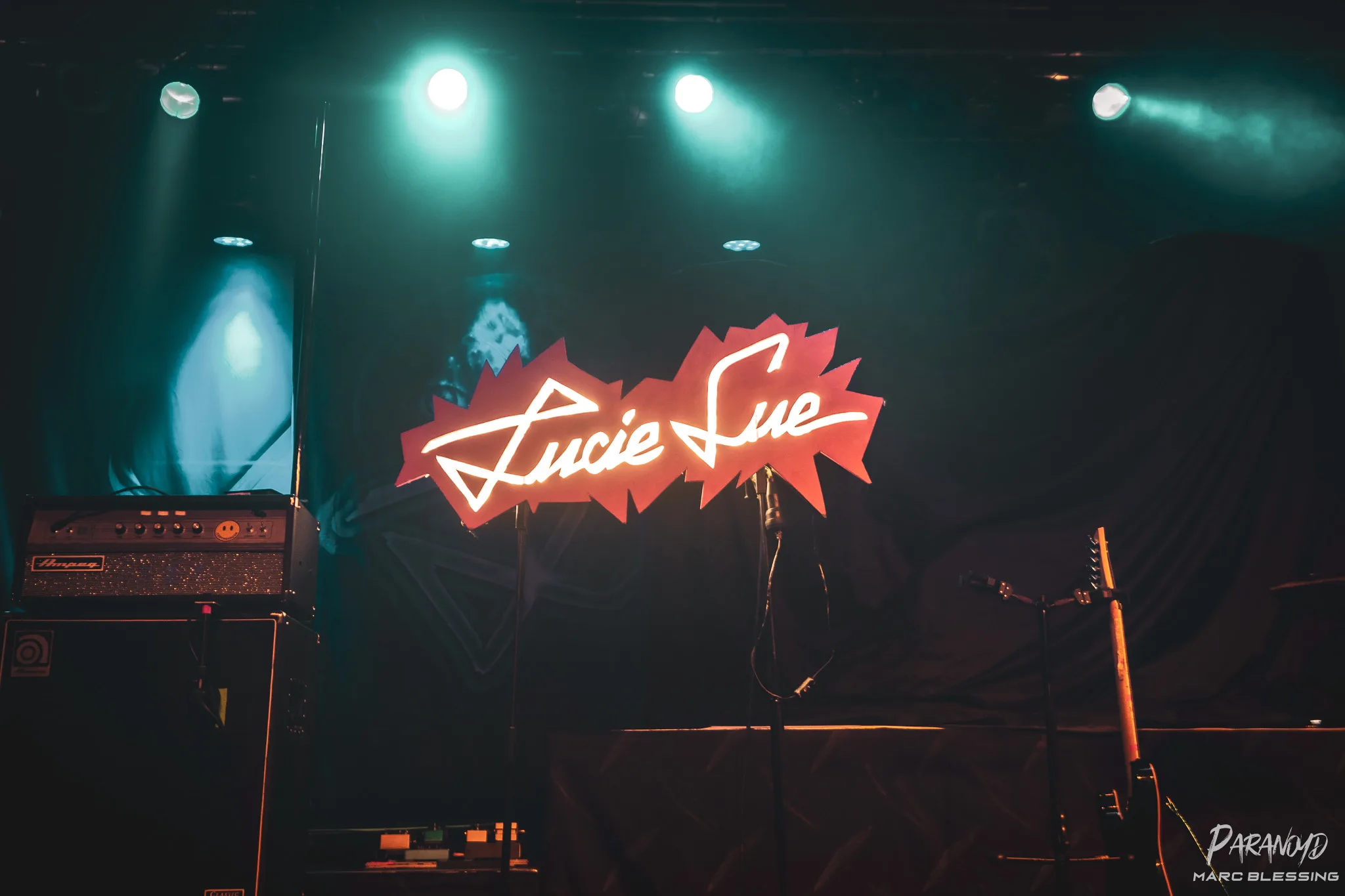 Lucie Sue im Scheinwerferlicht beim Konzert © Marc Blessing