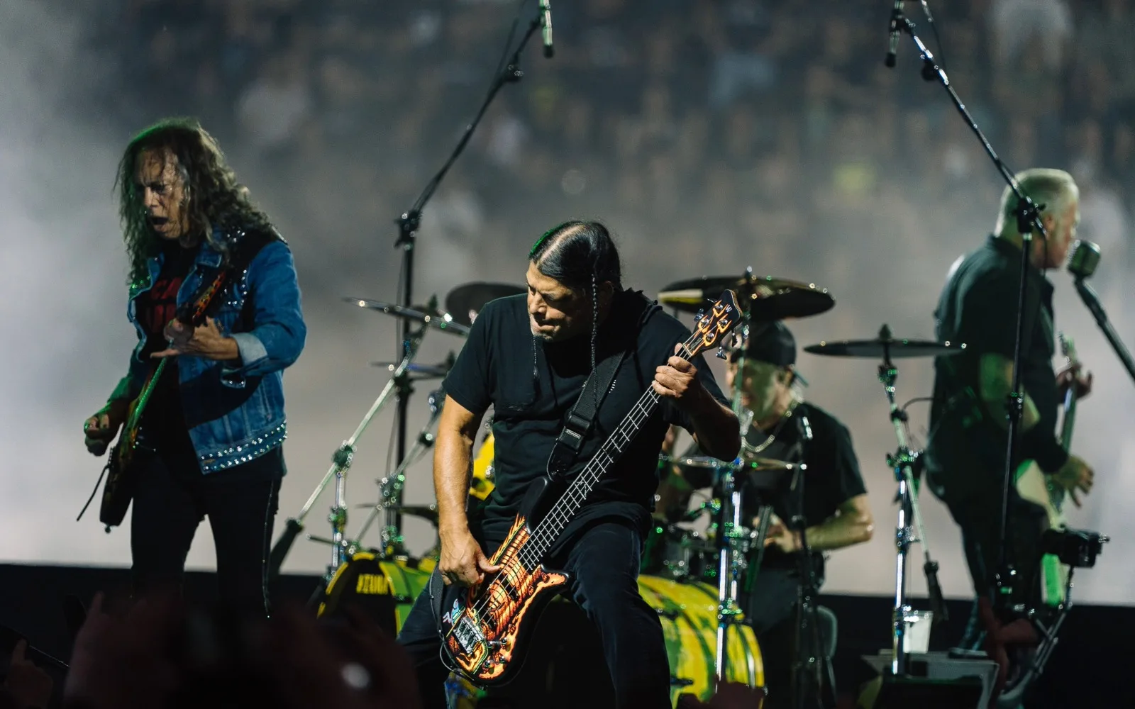Metallica bei der Show im Scheinwerferlicht beim Konzert in Frankfurt © Marc Blessing