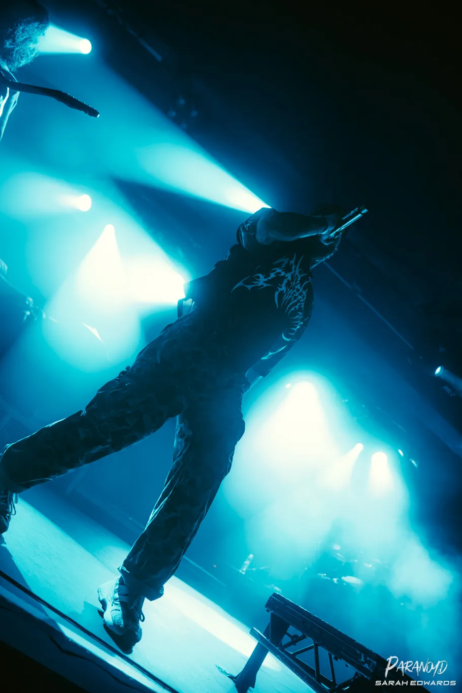 Bury Tomorrow bei der Show im Scheinwerferlicht beim Konzert in Karlsruhe © Sarah Edwards