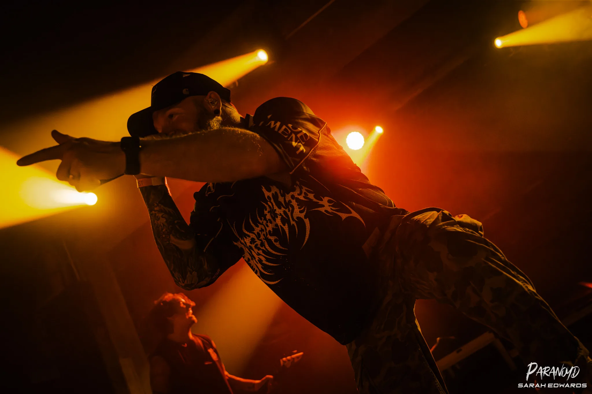 Bury Tomorrow im Scheinwerferlicht beim Konzert in Karlsruhe © Sarah Edwards