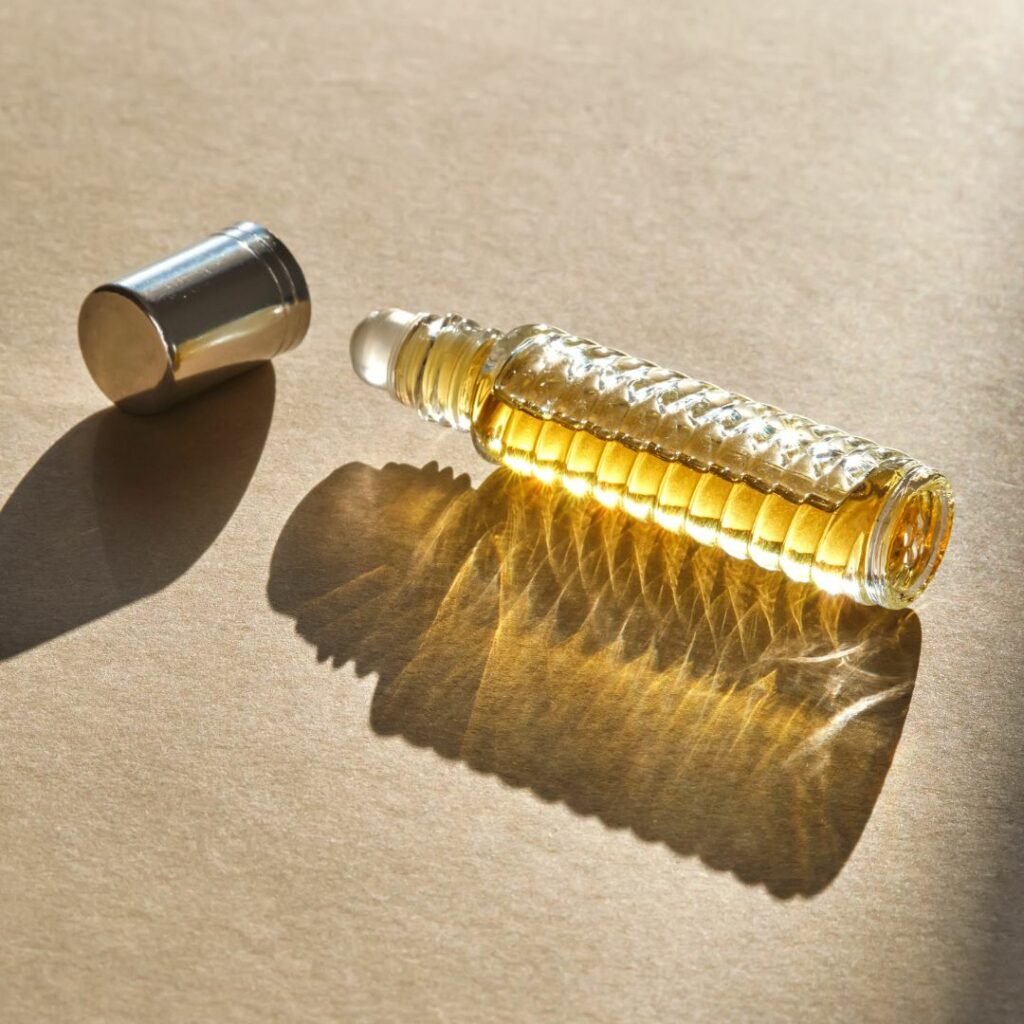 Bild på parfym i travel size storlek ligger på bordet och ser elegant och praktiskt ut. Den är liten och är i perfekt parfym resestorlek
