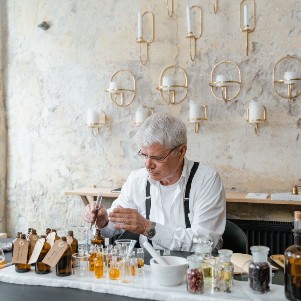 Parfym tillverkas genom olika parfymämnen, ingredienser, noter och olika blandningar för att testa alla kombinationer av dofter Parfym tillverkas genom olika parfymämnen, ingredienser, noter och olika blandningar för att testa alla kombinationer av dofter.