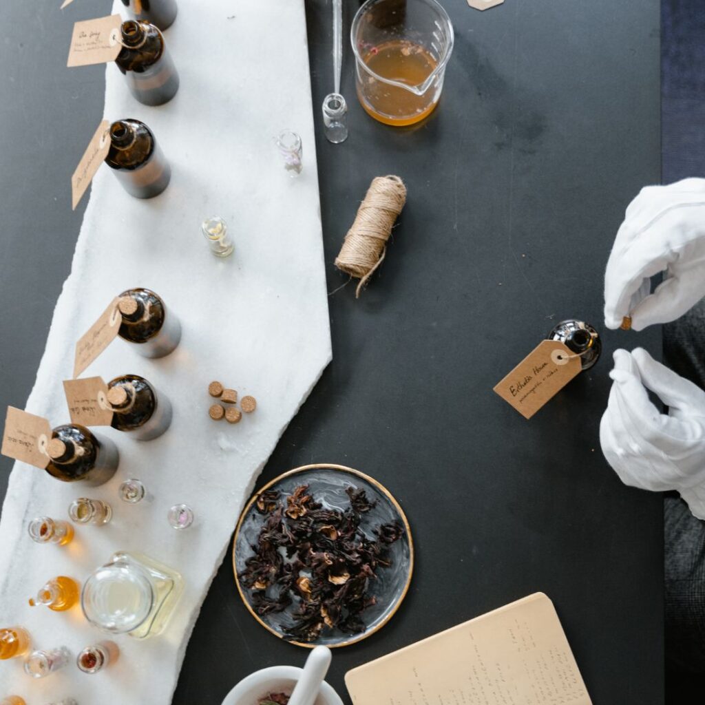 Parfym tillverkas med olika ingredienser och blandningar. Tuber, noter och olika vätskor som används som ämnen i parfymer Parfym tillverkas med olika ingredienser och blandningar. Tuber, noter och olika vätskor som används som ämnen i parfymer.