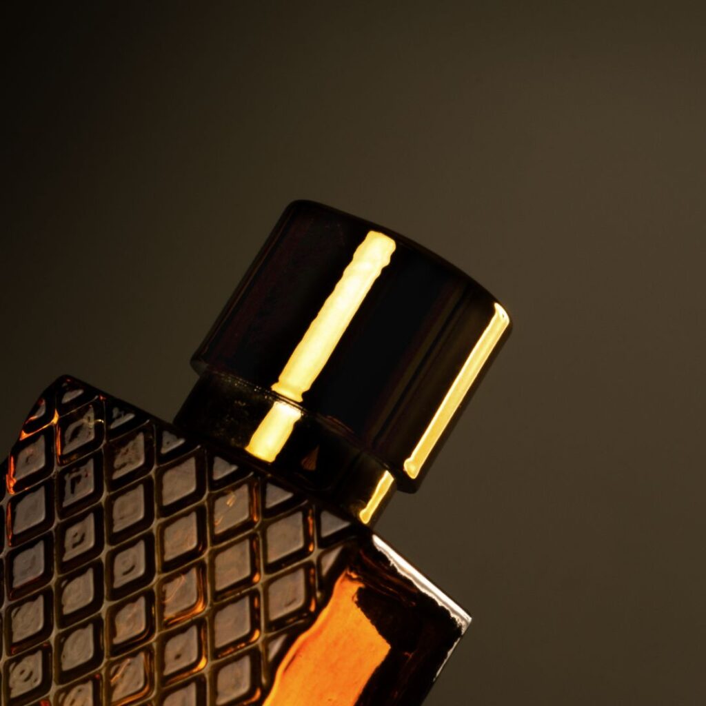 En oud doftande parfym med oud parfymen i fokus En oud doftande parfym med oud parfymen i fokus. Paco Rabanne parfym i manlig doft.
