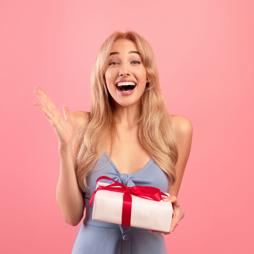 Kvinna är överraskad med en parfym gift set Kvinna är överraskad med en parfym gift set för dam som hon fick som gåva av sin partner.