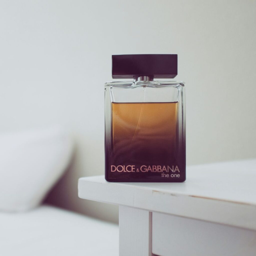 Mörk Dolce & Gabbana the one parfym i ljus miljö som framhäver dess träiga noter.