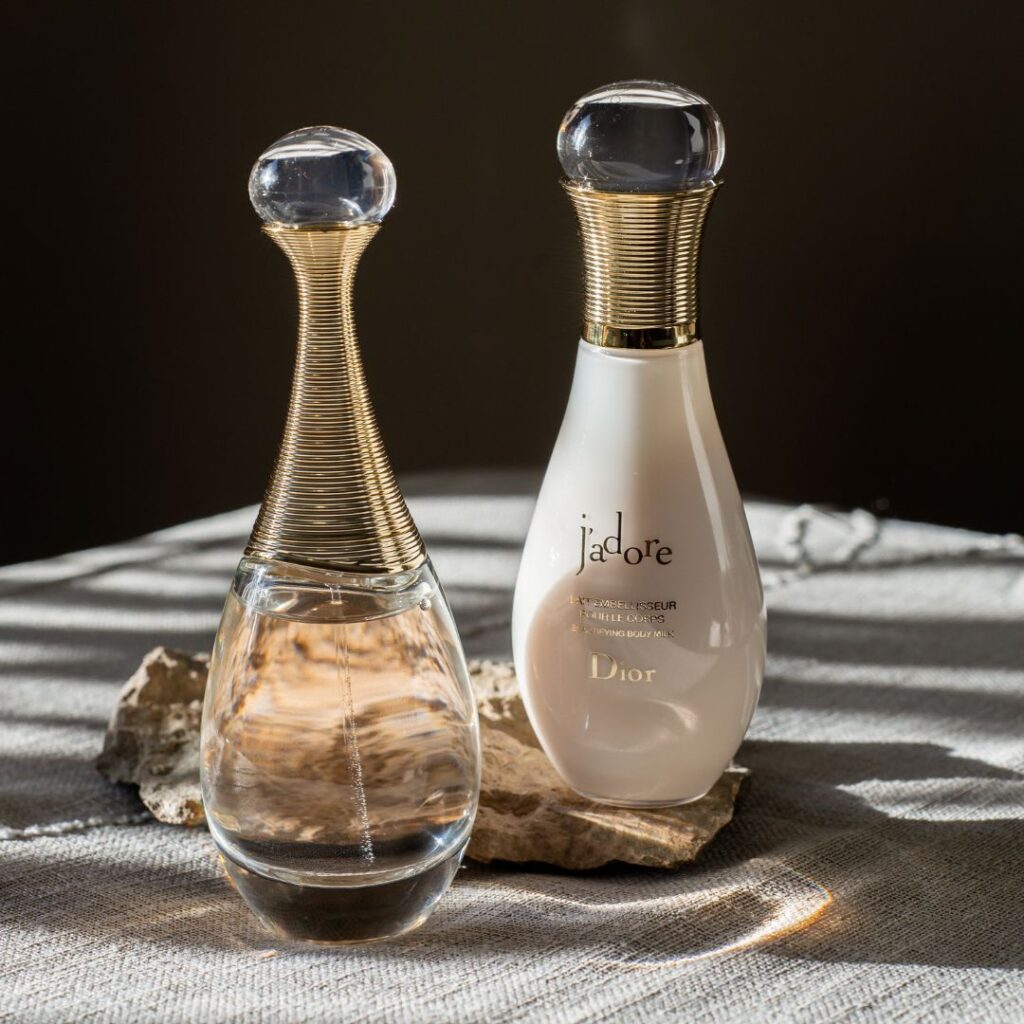 Jadore Dior parfym Två lyxiga och dyra dior parfymer som heter Jadore Dior i vackra flaskor.