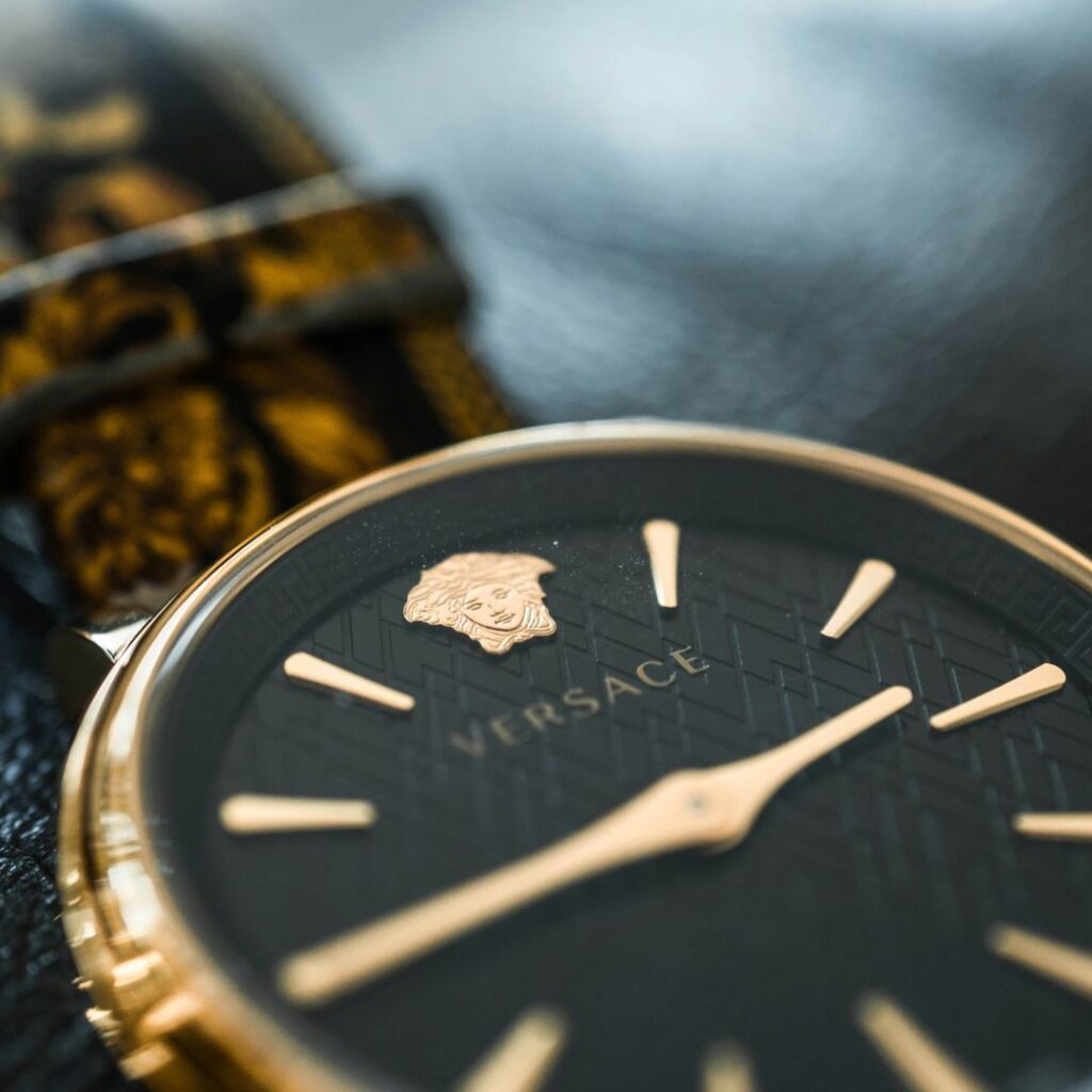 Versace klocka som utstrålar en lyxig och elegant känsla och doft.