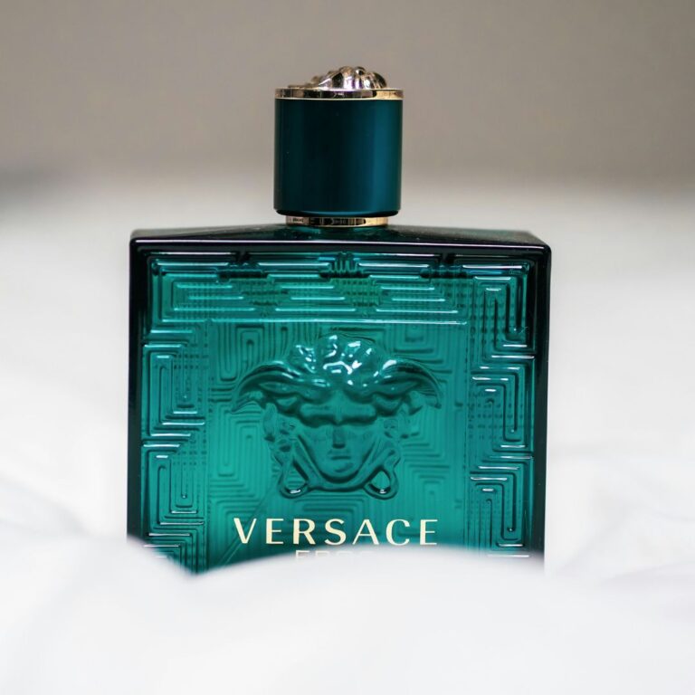 Versace parfym som doftar friskt och energiskt i en elegant parfymflaska.