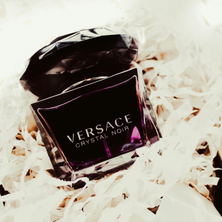 Versace Crystal Noir parfym i modern och mystisk, elegant parfym flaska som doftar blommigt och sensuellt.