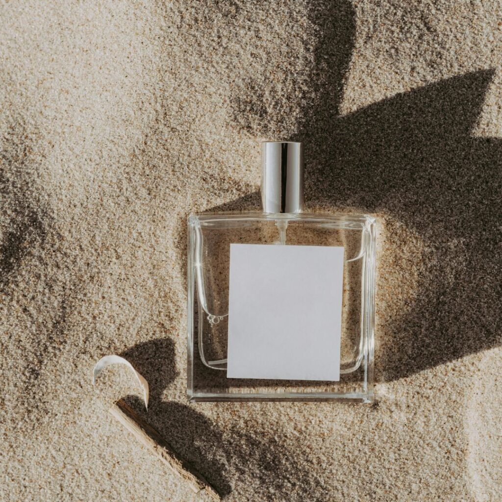 Acqua di Parma parfym ligger på en solig strand med en elegant och modern utstrålning.