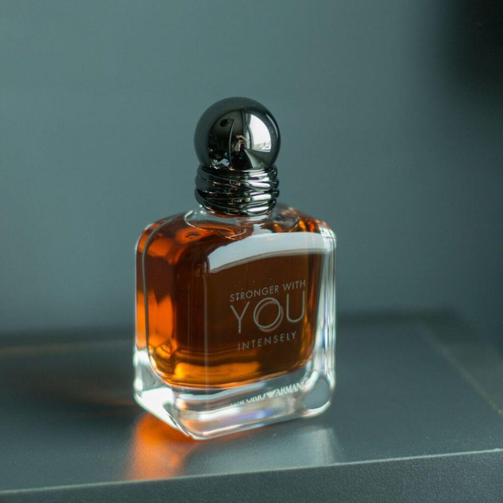 Giorgio Armani parfymen Stronger With You Intensely glänser med dess moderna och stilren design.