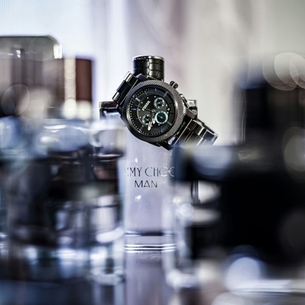 Jimmy Choo Man parfym Jimmy Choo Man parfym för män. Parfymen har en Fossil klocka på flaskan som visar en manlig och lyxig känsla.