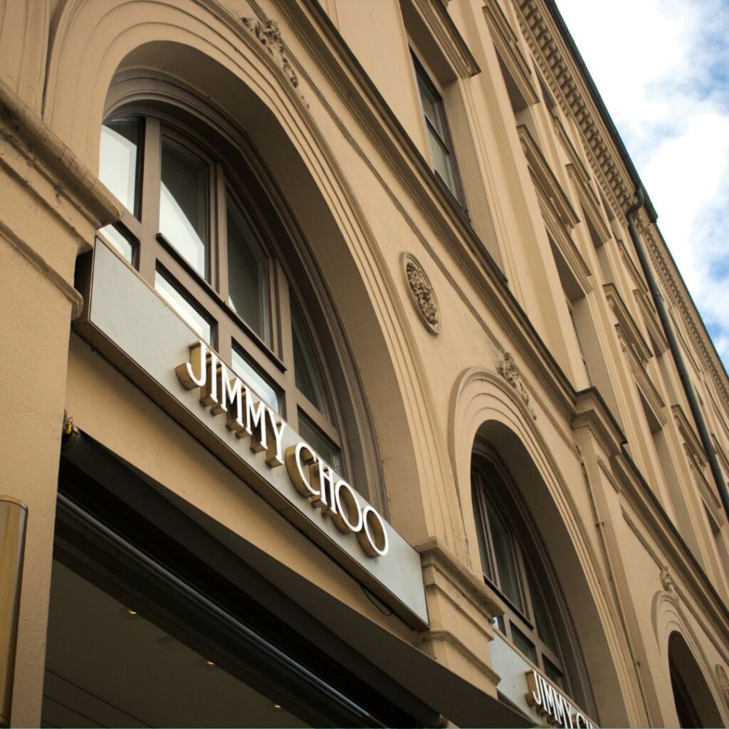 Jimmy Choo butiksfasad Jimmy Choo butiksfasad i en elegant byggnad med Jimmy Choo skyltar.