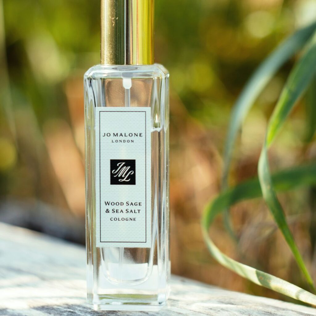 Jo Malone Parfymen Wood Sage & Sea Salt i närbild utomhus i naturens friskhet Jo Malone Parfymen Wood Sage & Sea Salt i närbild utomhus i naturens friskhet.