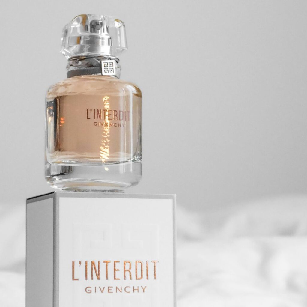 L'interdit parfym av givenchy presenteras med en närbild och vit bakgrund.