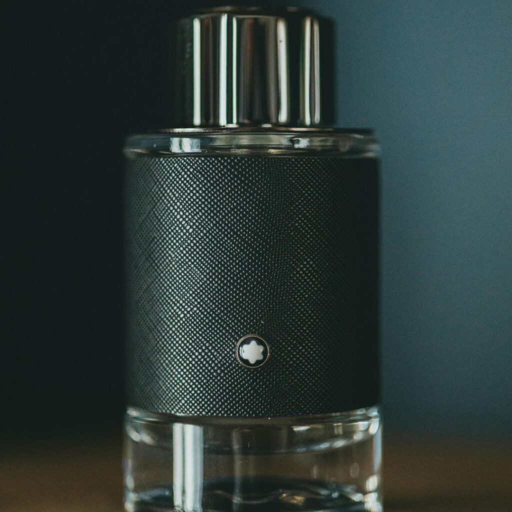Montblanc parfym i svart flaska som symboliserar en djup och mystisk doft Montblanc parfym i svart flaska som symboliserar en djup och mystisk doft.