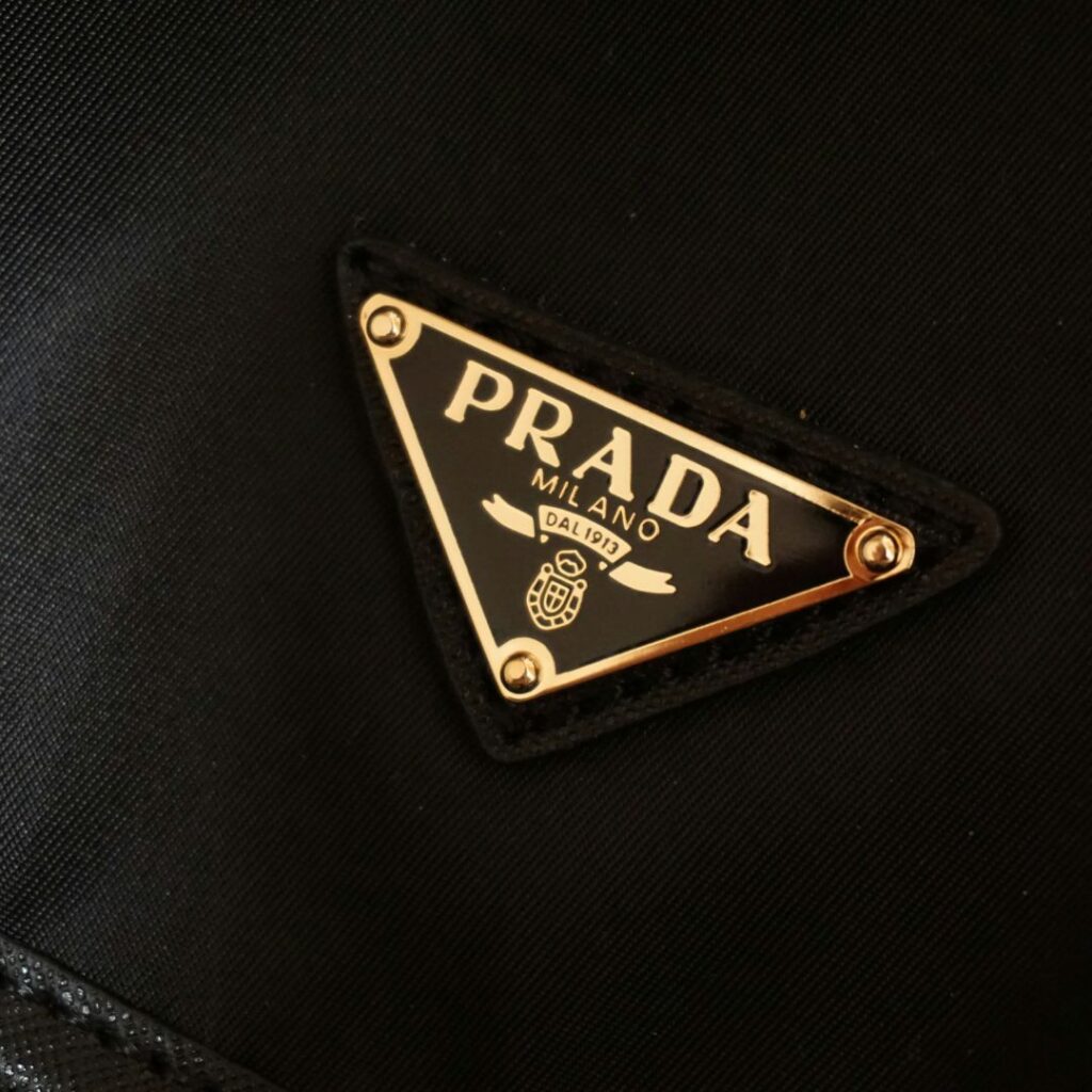 Prada Milano logotyp på en väska som doftar Prada parfym.