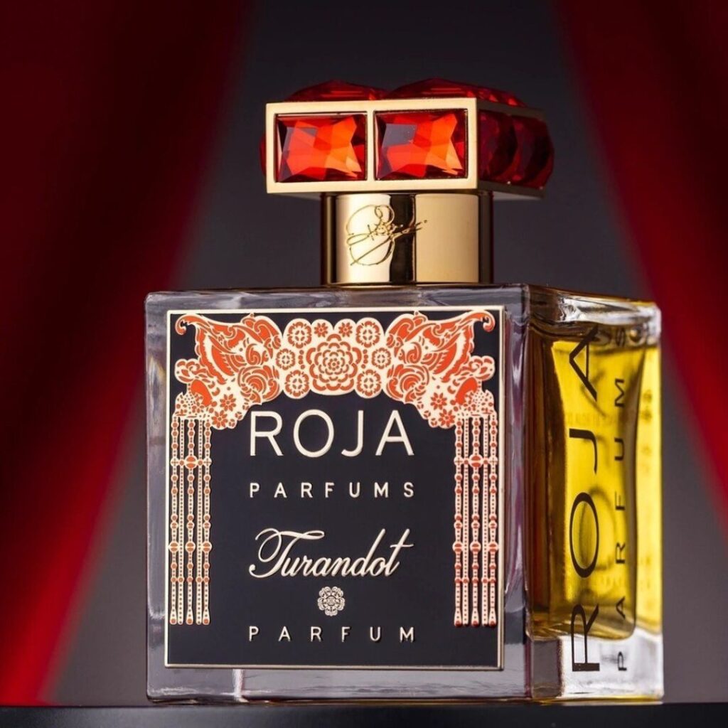 Roja Parfums Turandot i elegant och lyxig parfymflaska i röd färg.