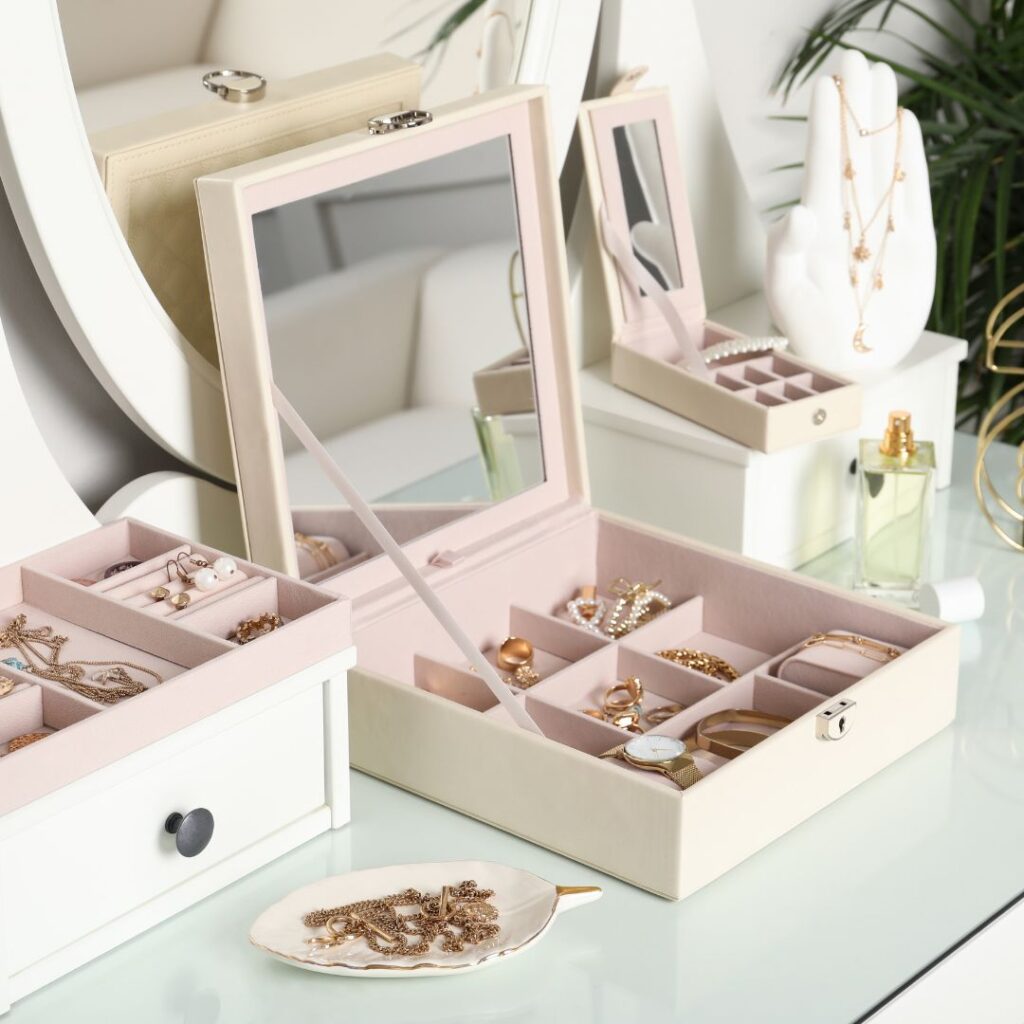 Ett smyckeskrin med dyra smycken och accessoarer doftar gott som parfym som inte luktar starkt vilket ger en elegant känsla Ett smyckeskrin med dyra smycken och accessoarer doftar gott som parfym som inte luktar starkt vilket ger en elegant känsla.