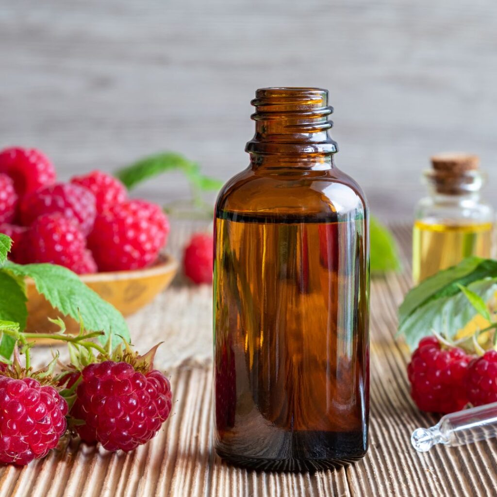 Hallon parfym med färska hallon i bakgrunden som doftar hallon i hela rummet