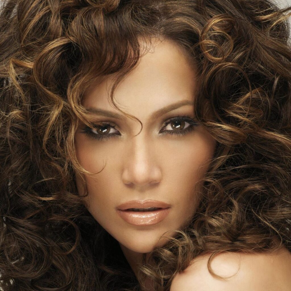 Jennifer Lopez i närbild med en elegant och sofistikerad look, ansiktet utåt för Jennifer Lopez parfymmärke Jennifer Lopez i närbild med en elegant och sofistikerad look, ansiktet utåt för Jennifer Lopez parfymmärke.