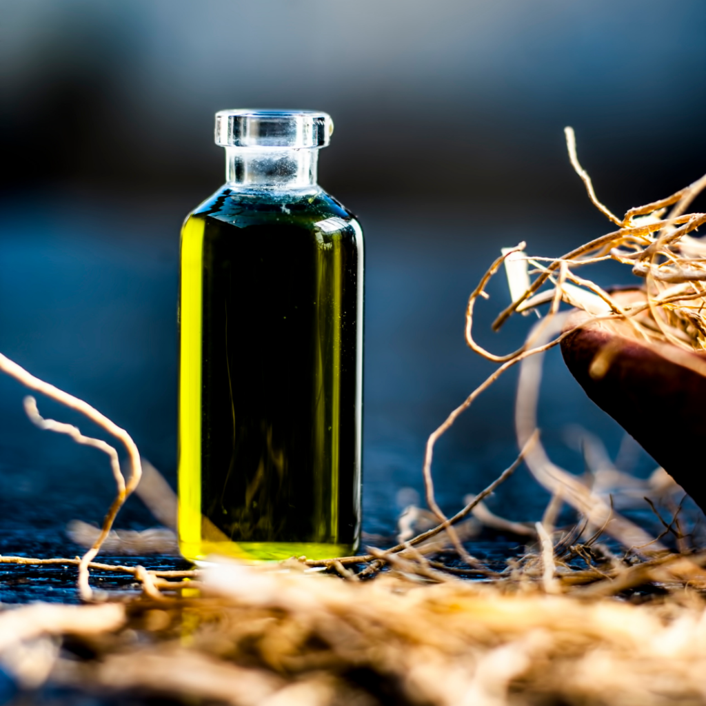 Parfymflaska med jordiga vetivernoter, perfekt för den som söker en maskulin och träig doft.