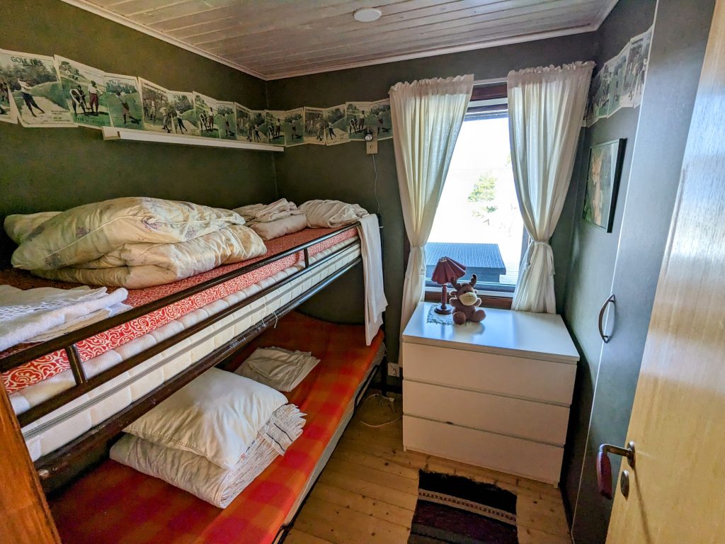 Pieni makuuhuone kerrossängyllä