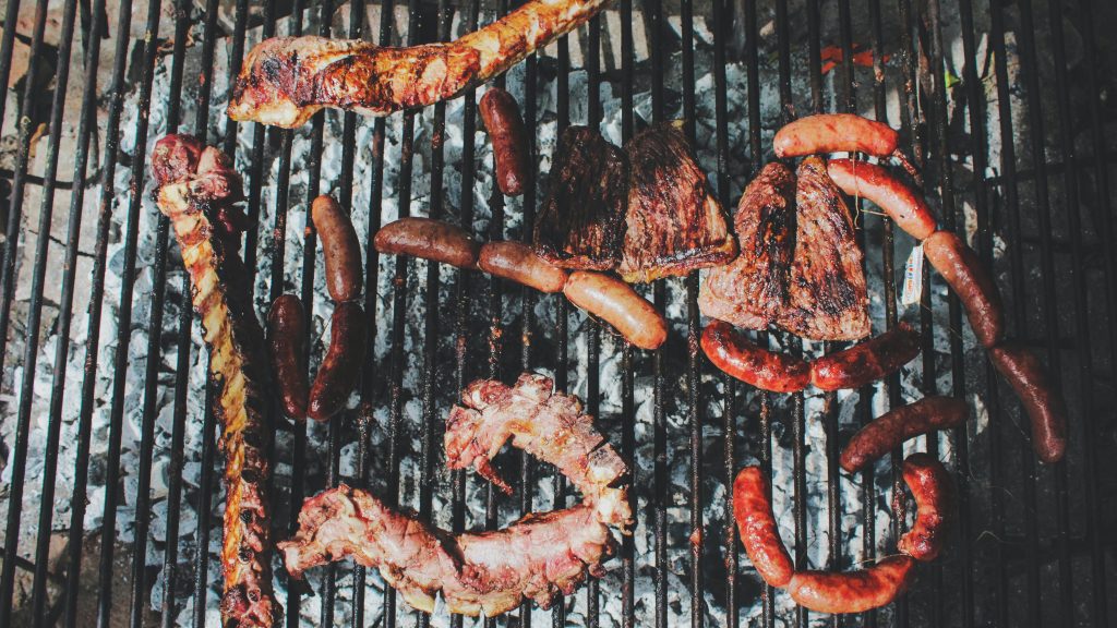 Lihaa ja makkaroita grillissä
