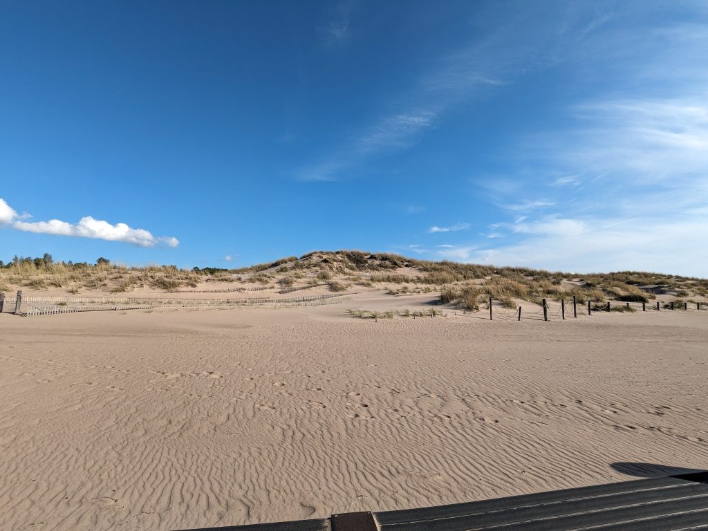 Yyterinn hiekkadyynejä meren rannasta kuvattuna. Kuvassa näkyy hiekkadyynejä, joilla kasvaa hiekkaa sitovia kasveja, kuten rantavehnää.