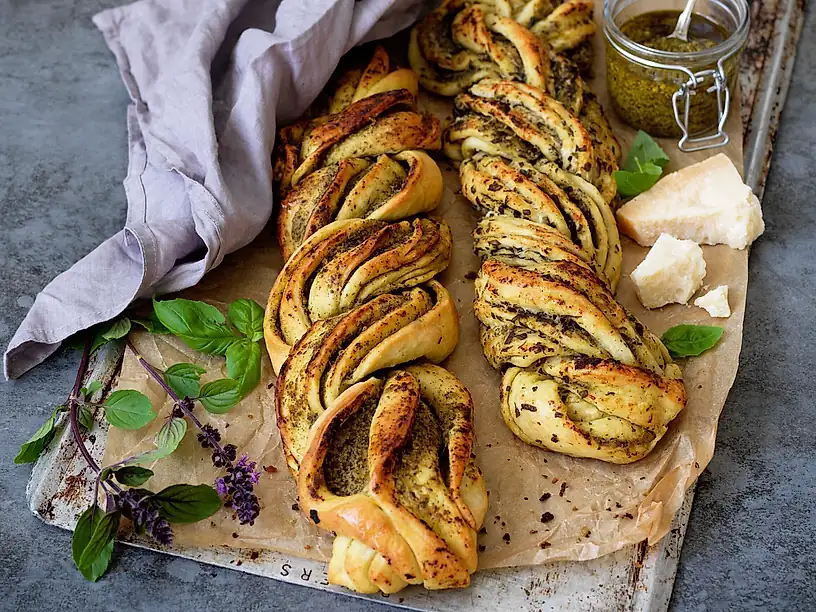 Örtbröd med parmesan och pesto