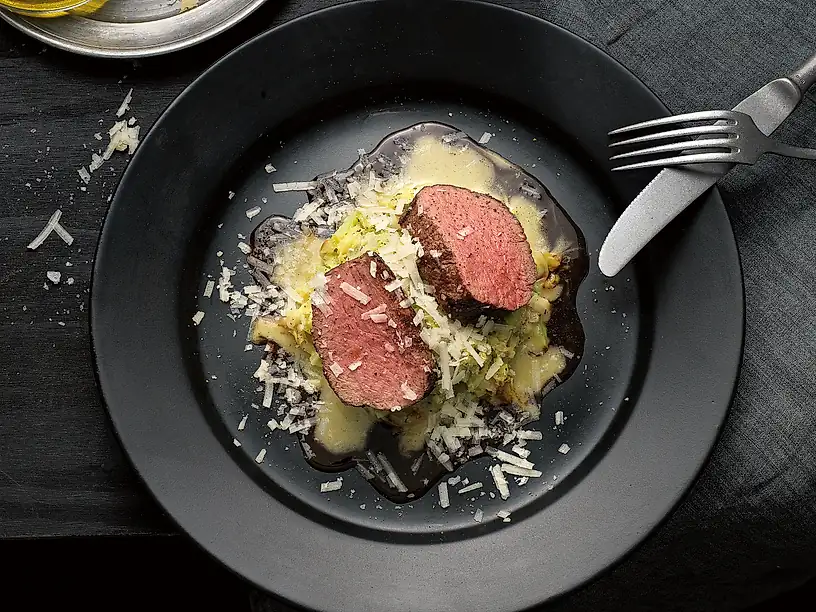 Älgfilé med smörkokt spetskål och parmesan