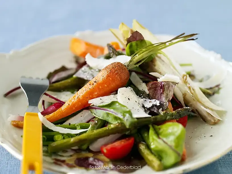 Ljummen sallad med hyvlad parmesan