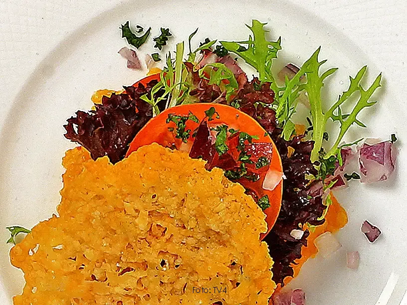 Tomatsallad med parmesanchips
