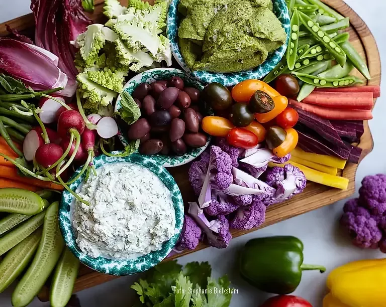 Crudités med avokadohummus och parmesandipp