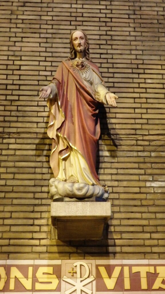 Statue du Sacré Cœur en l'église du Bon Pasteur à Mouscron