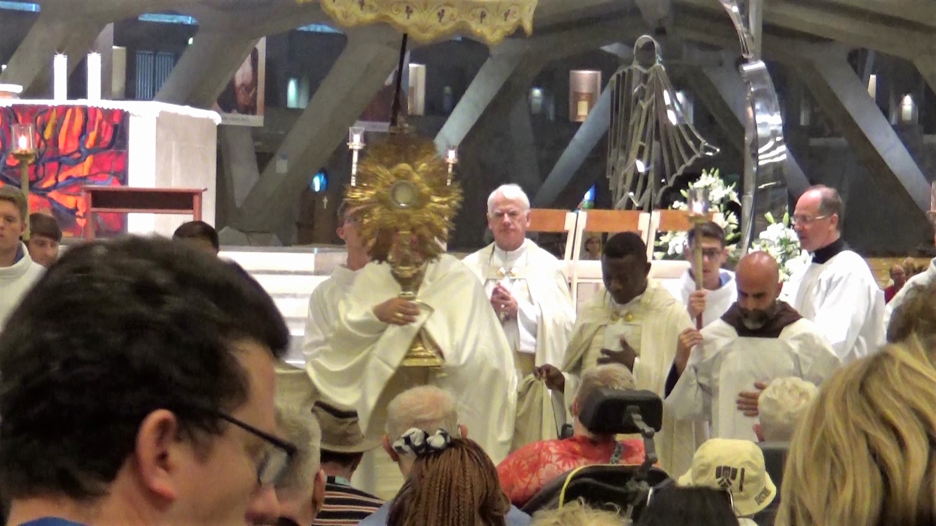 Vers 17 h, nous participons aux louanges eucharistiques présidées par notre évêque monseigneur Guy Harpigny.