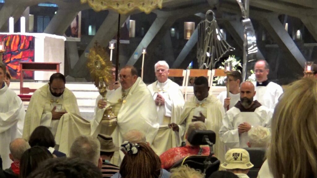 Vers 17 h, nous participons aux louanges eucharistiques présidées par notre évêque monseigneur Guy Harpigny.