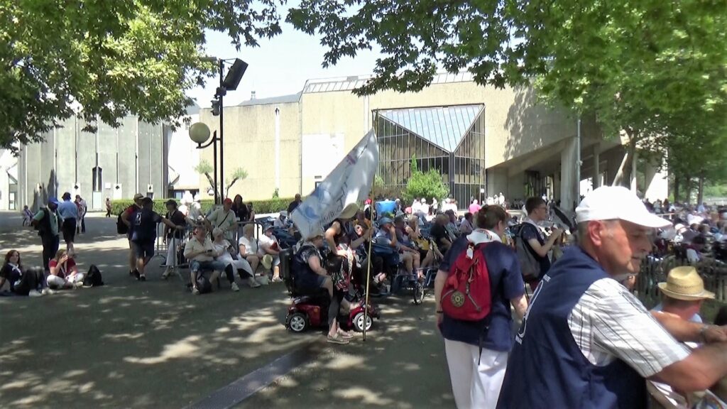 Dimanche 17 juillet : Le chapelet à la Grotte et dépôt des intentions des paroissiens de notre Unité à la Grotte de Massabielle.