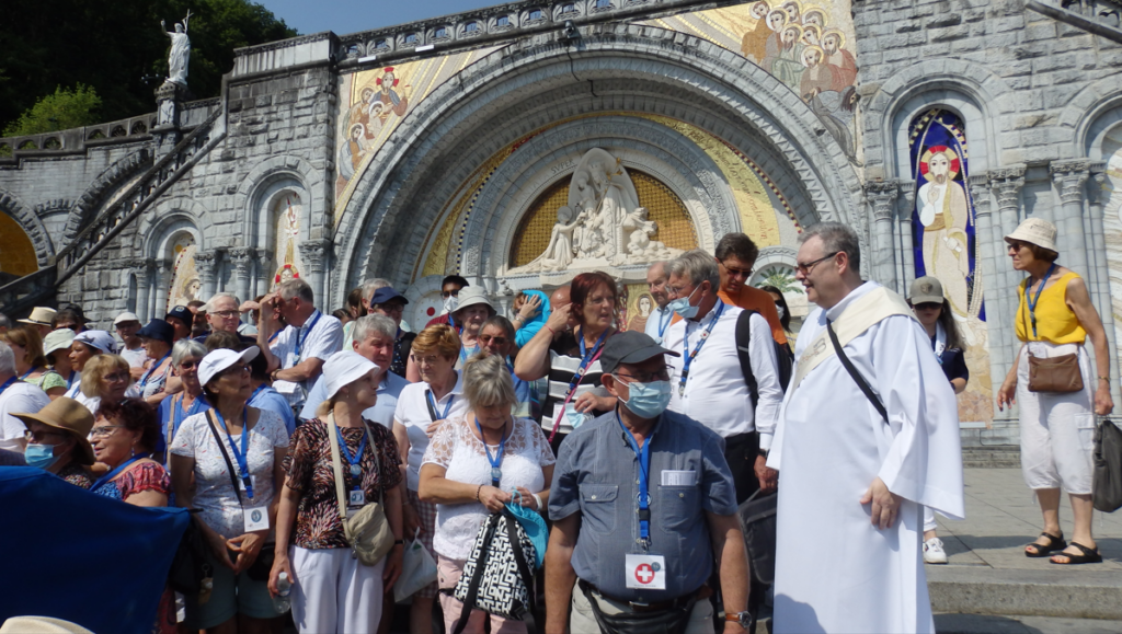 Sur l'esplanade du Rosaire