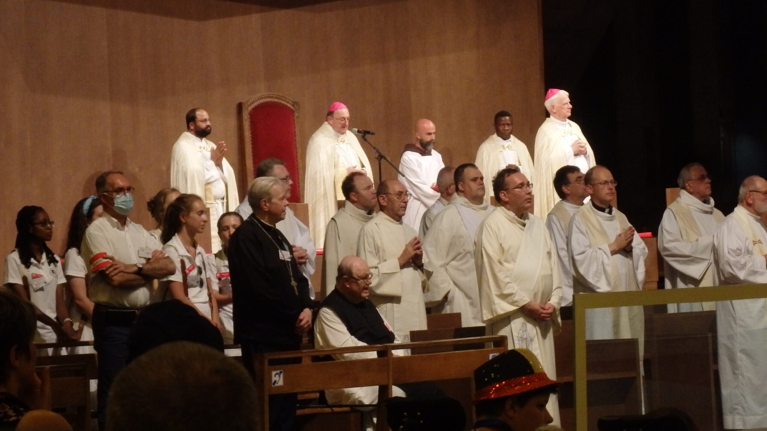 Vers 17 h, nous participons aux louanges eucharistiques présidées par notre évêque monseigneur Guy Harpigny.