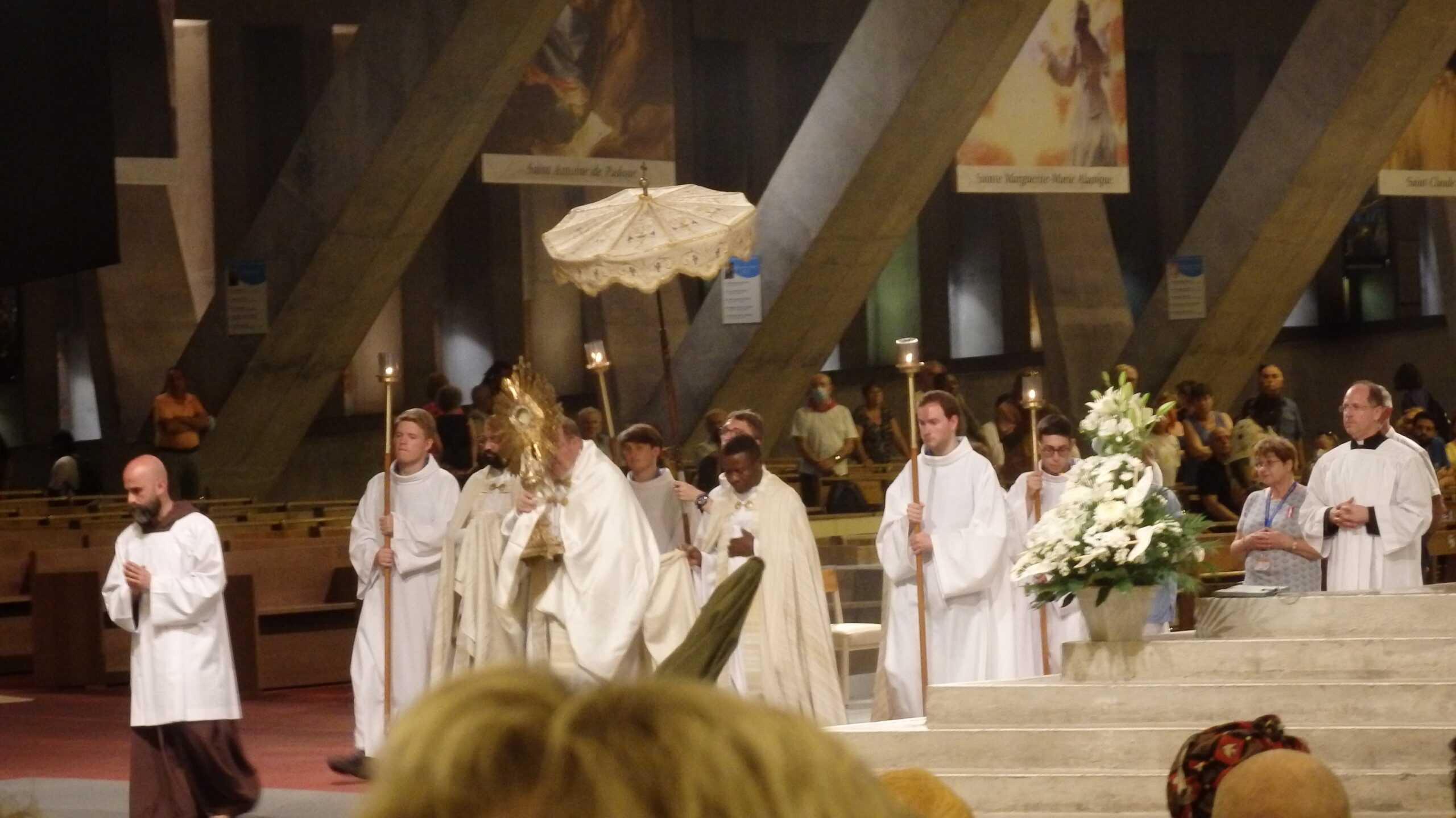 Vers 17 h, nous participons aux louanges eucharistiques présidées par notre évêque monseigneur Guy Harpigny.