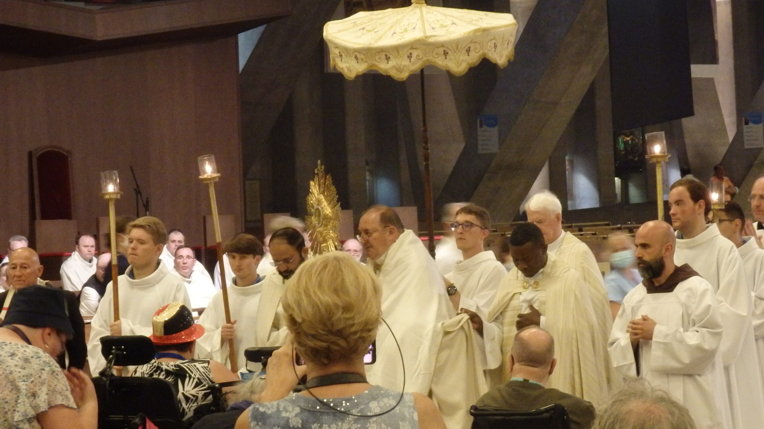 Vers 17 h, nous participons aux louanges eucharistiques présidées par notre évêque monseigneur Guy Harpigny.