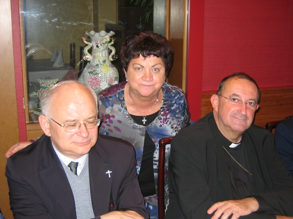 Anne-Marie en compagnie de notre ancien curé-doyen Philippe Pêtre et de notre évêque Guy Harpigny en avril 2010