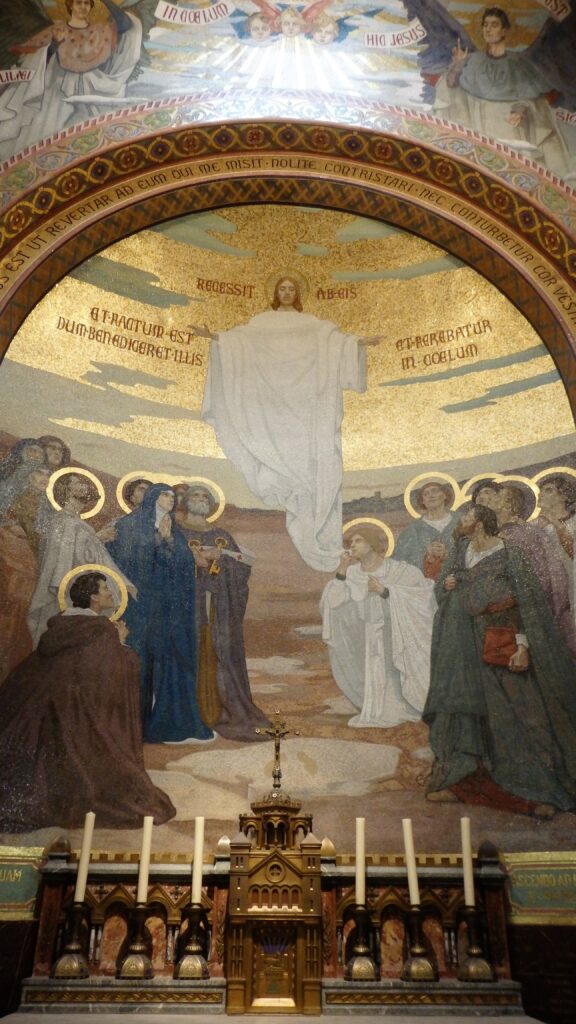 Mosaïque représentant l'Ascension du Seigneur Jésus Christ en la Basilique du Rosaire à Lourdes/France