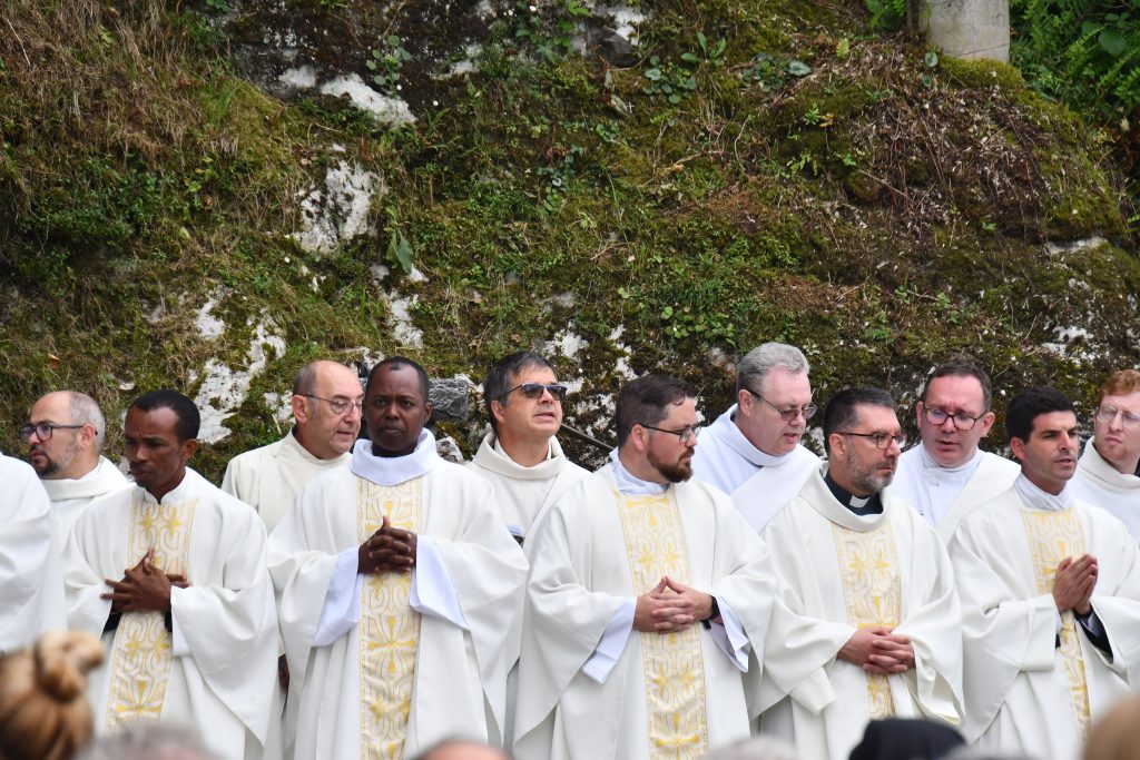 Les UP de Mouscron & des 5 Clochers à Lourdes, 19 juillet 2024 - La Messe à La Grotte