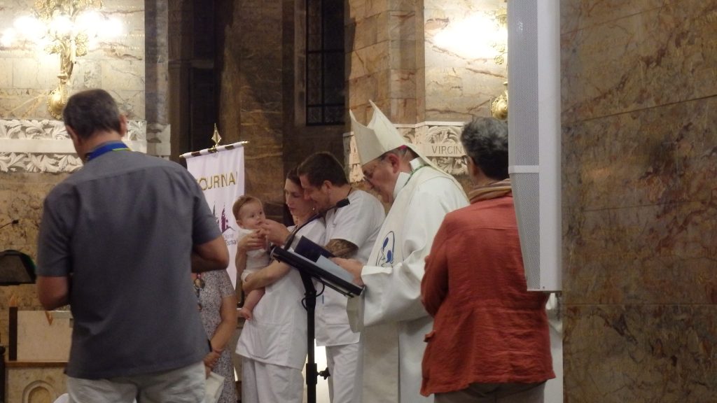 Les UP de Mouscron & des 5 Clochers à Lourdes, 22 juillet 2024 - Célébration d'envoi, jubilaires, baptême et dépôt des cierges