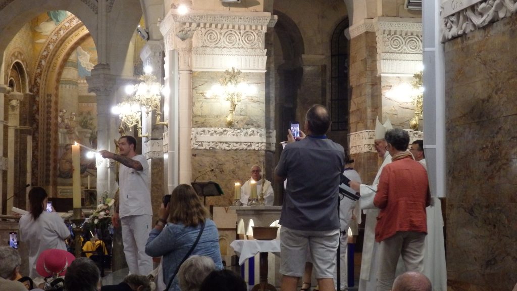 Les UP de Mouscron & des 5 Clochers à Lourdes, 22 juillet 2024 - Célébration d'envoi, jubilaires, baptême et dépôt des cierges