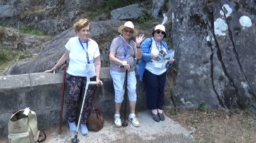 Nos pèlerines pleines de courage en route vers le Pont d'Espagne